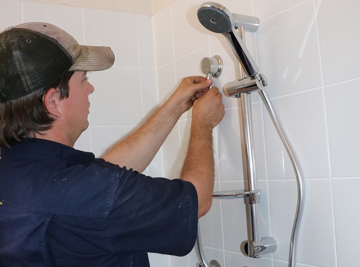 A new waterwise shower is installed in the 1000th public house to take part in the project