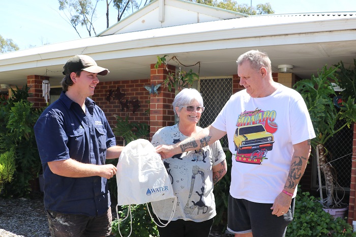 The tenants in the 1000th home receive waterwise information