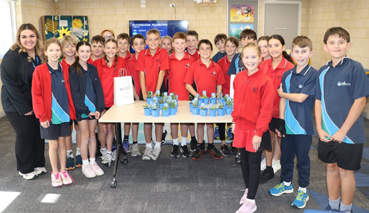 Hillarys Primary School students celebrating 30 years of the Waterwise School Education Program
