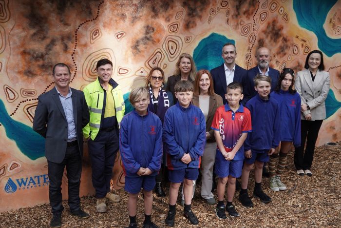 Water Minister Daniel Pastorelli, Hugh Jones MLA and Armadale Mayor Ruth Butterfield join Water Corp crew and Year 6 students from Armadale Primary at Wungong Dam's Splash of Colour Mural